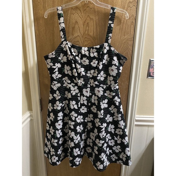 Torrid Women's Fit & Flared Textured Floral Skater Dress Size 16 Black Peplum - Picture 1 of 14